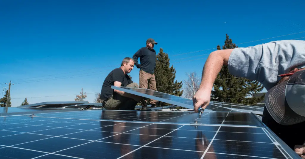 zonnepanelen op een dak monteren 2