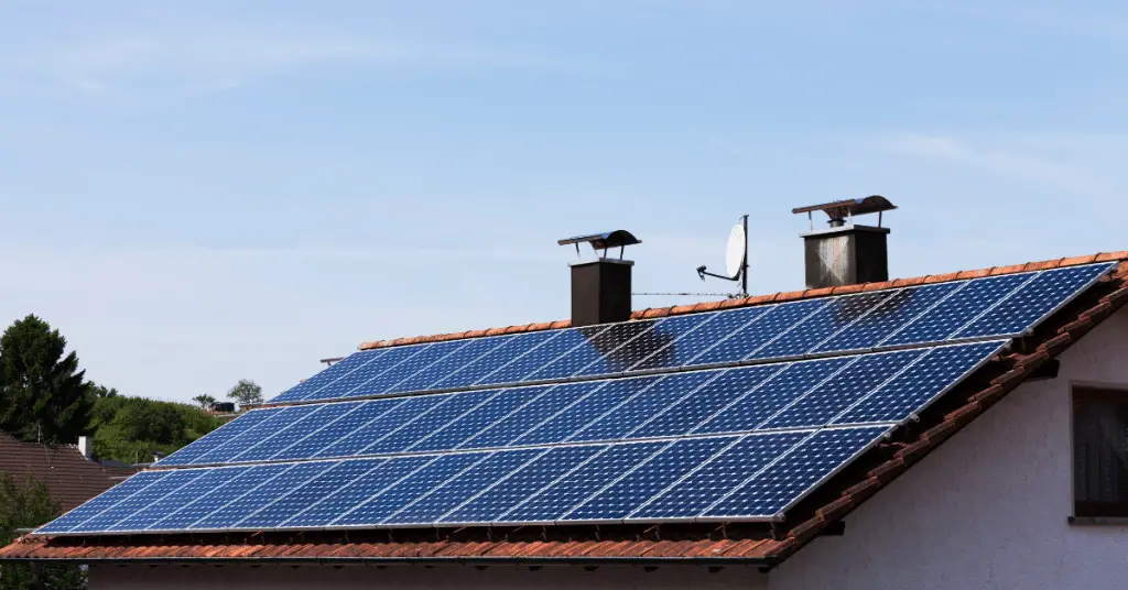 屋根の上の太陽電池パネル1